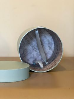 Шляпная коробка эконом 14 см . Цвет;Светло изумрудный . Розница 350 рублей .