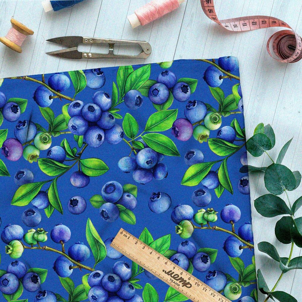 Ткань шифон спелая черника на синем фоне