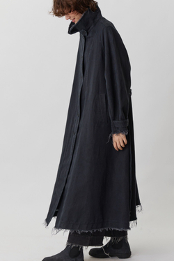 Объемный плащ из черного вареного льна