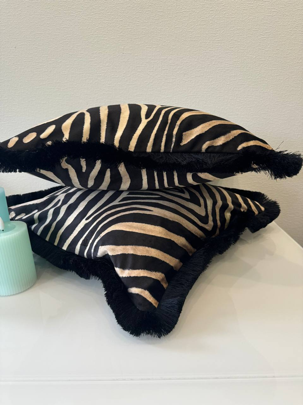 Подушка бархатная с принтом шкуры зебры