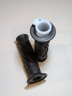 Универсальные грипсы 22 мм с ручкой газа и пластиковой обоймой для питбайка, скутера, мотоцикла, эндуро, мопеда, износостойкие резиновые ручки с антискользящим покрытием