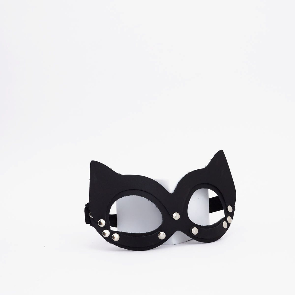 Черная кожаная маска кошки с клепками