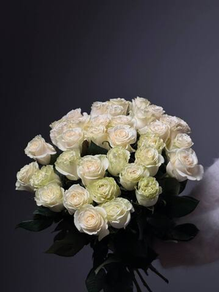 Букет из 35 белых роз под ленту