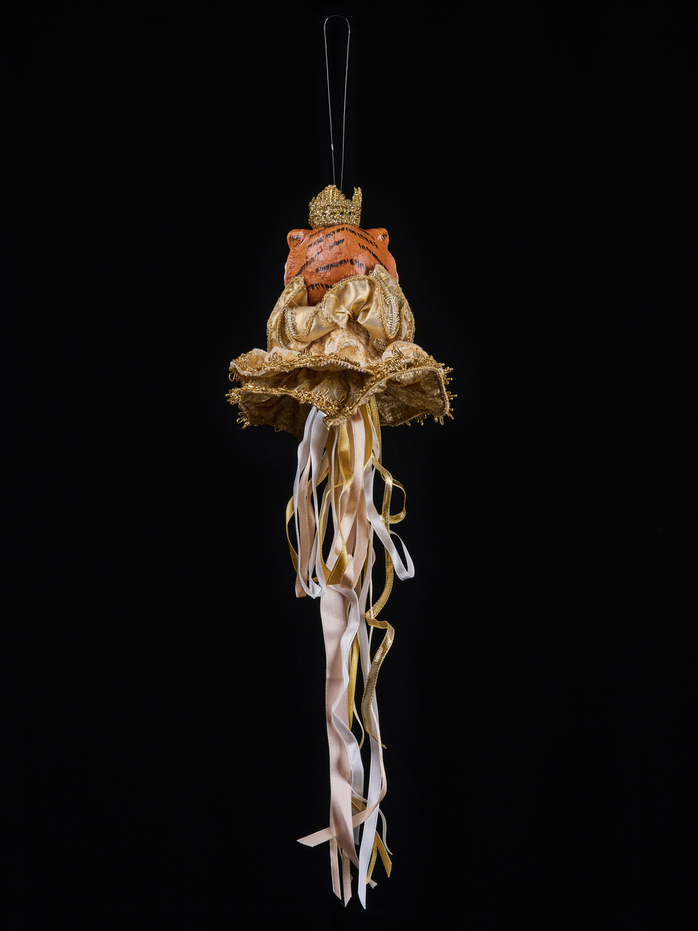 Елочная игрушка Тигр 18х33см ChristmasDeLuxe платина