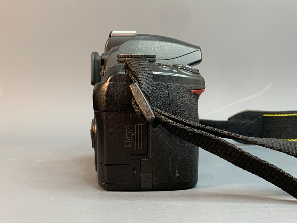 Nikon D3000 Kit 18-55mm 15.600 кадров