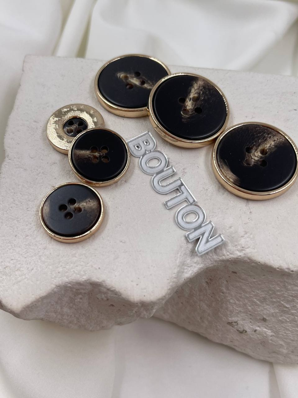 Тёмно-коричневые пуговицы на прокол с молочной прожилкой и в золотом металле