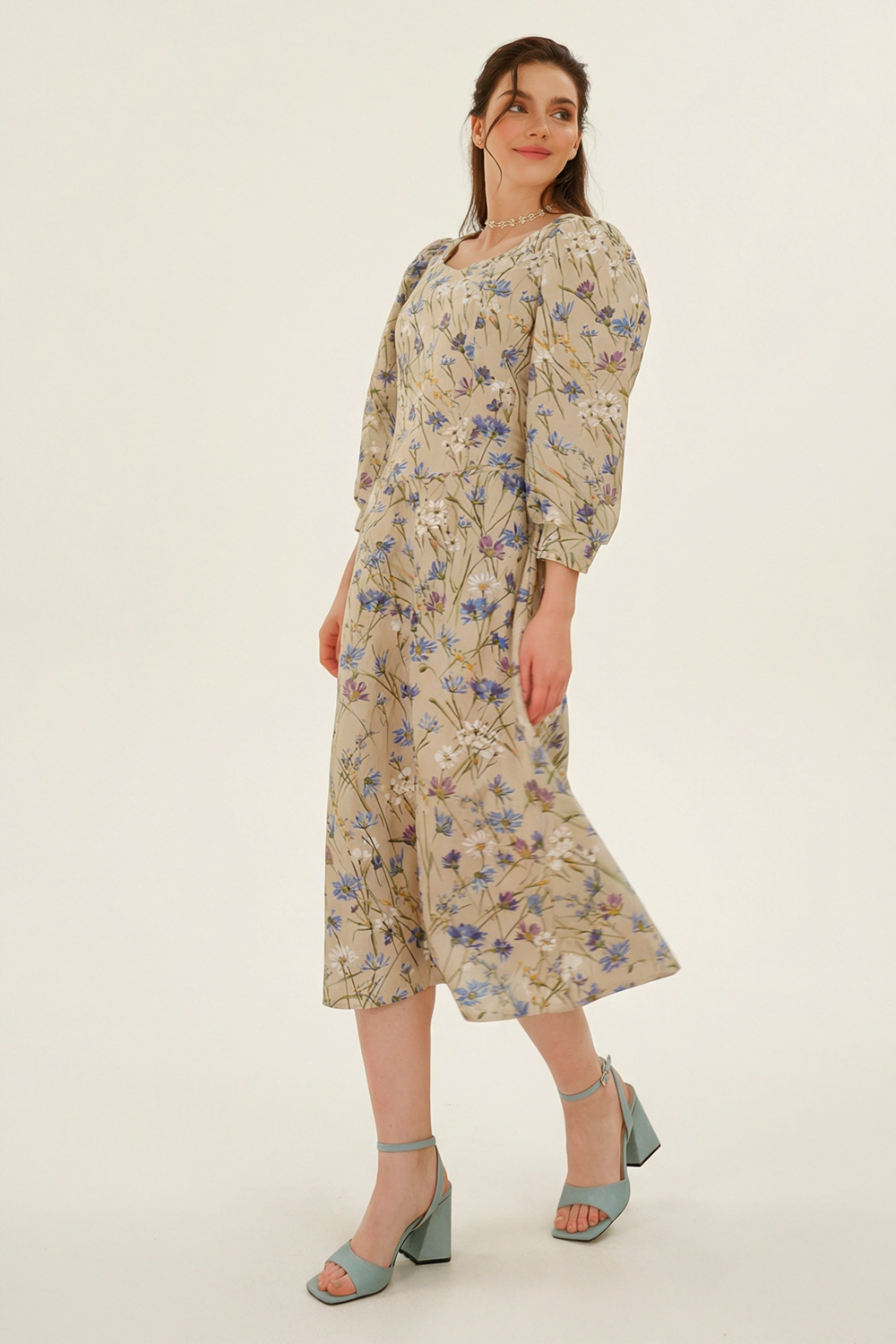 Платье миди с вырезом