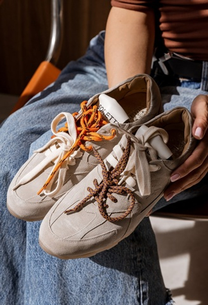 Кеды из натуральной замши с акцентными шнурками