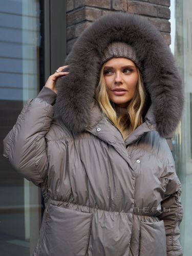 Пуховик с отделкой из меха песца в цвете шоколад