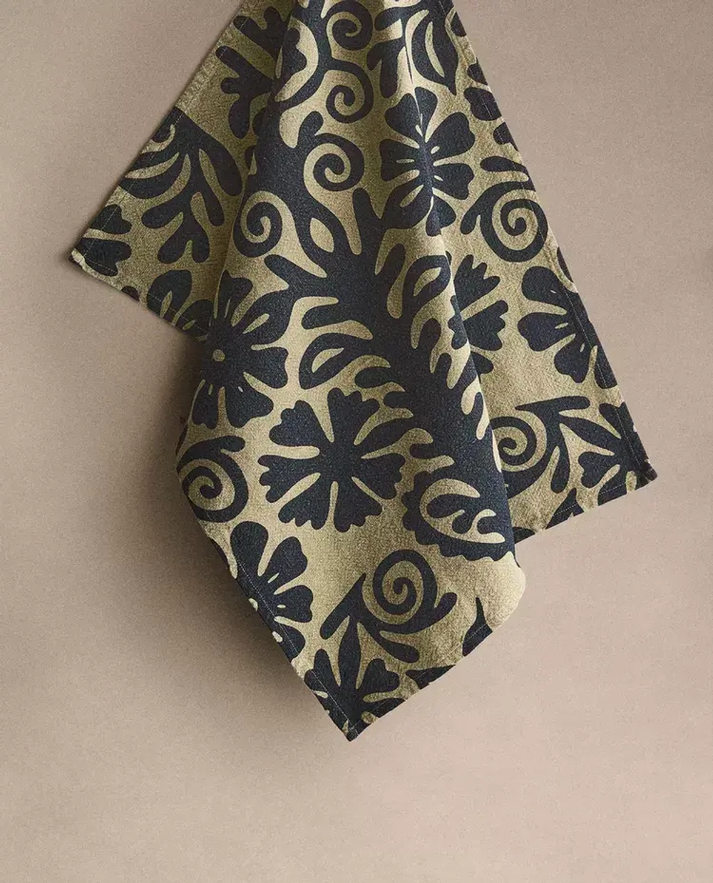 ZARA HOME X NANUSHKA ЛЬНЯНОЕ ПОЛОТЕНЦЕ С ЦВЕТОЧНЫМ РИСУНКОМ, ТЕМНО-СИНИЙ