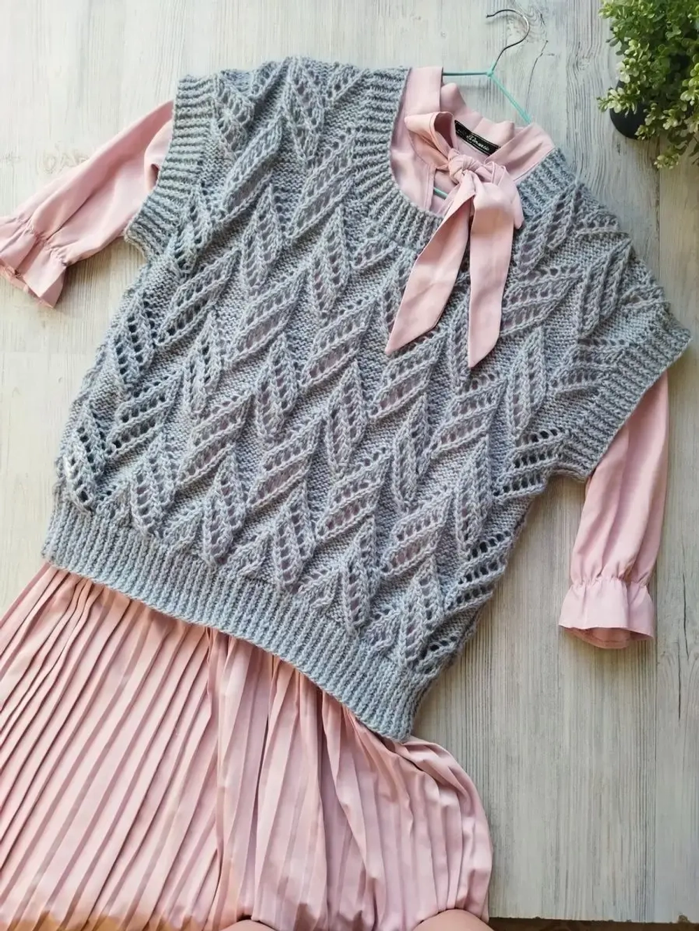 Жилет вязаный ажурный