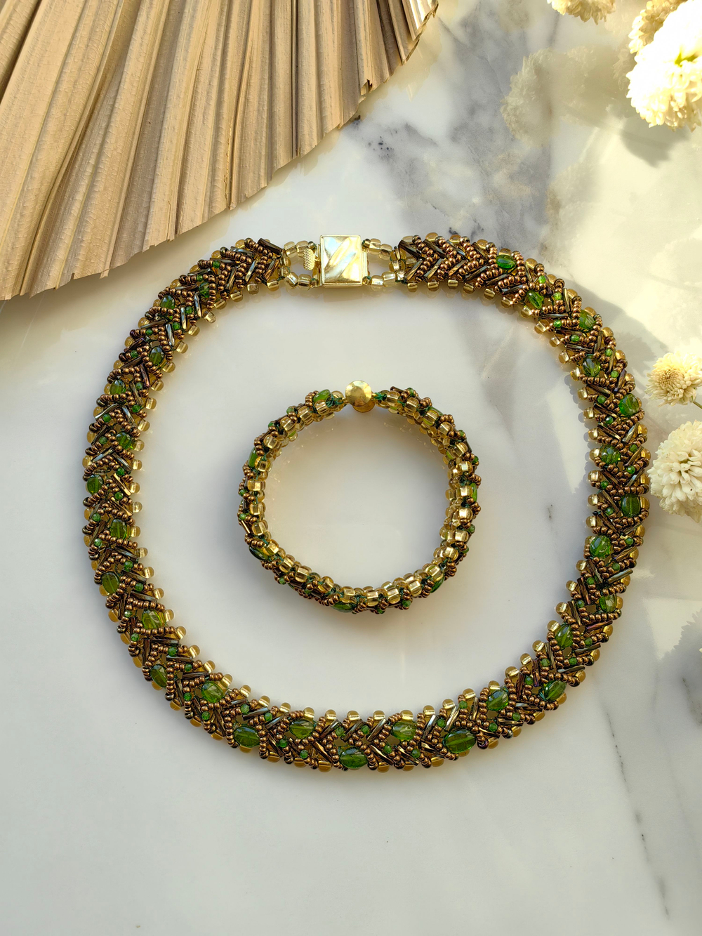 Колье из бисера "Змейка" ручной работы с камнем Хромдиопсид