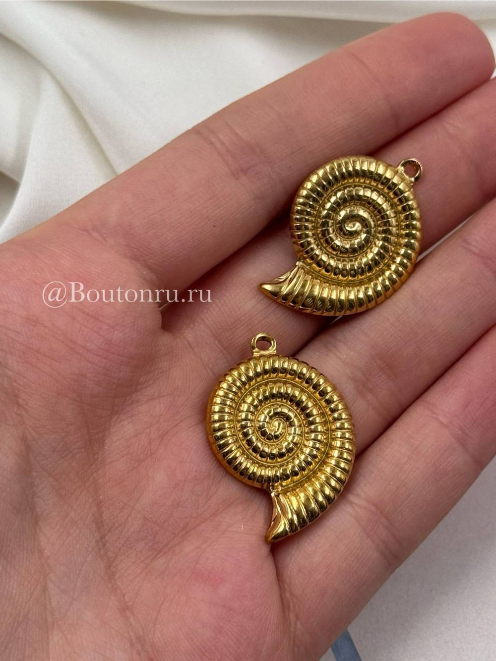 Подвеска металлическая золотистая в форме ракушки 31х21 мм