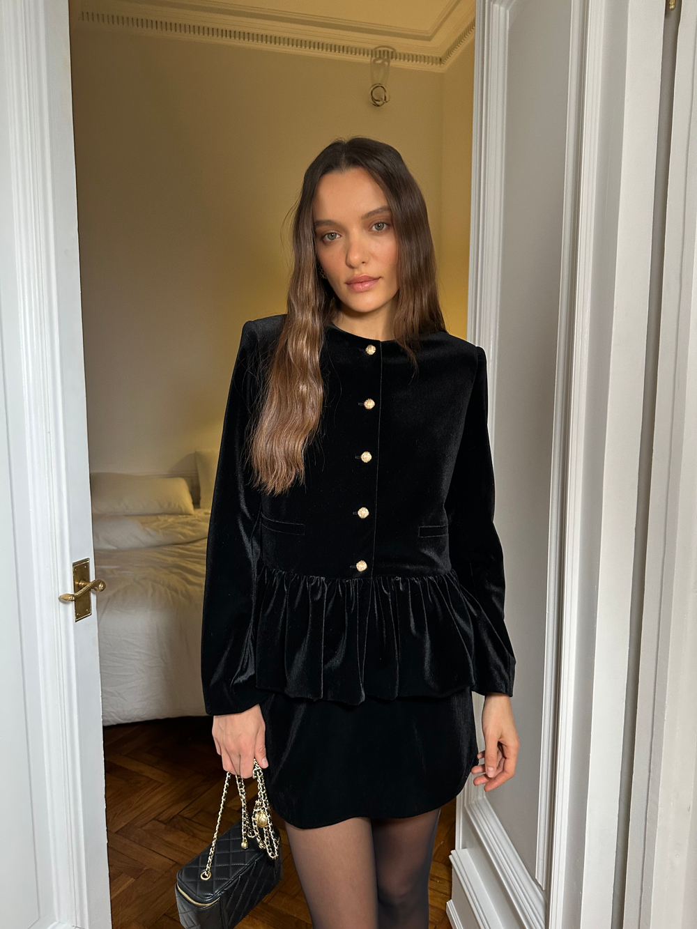 Жакет из бархата с объемной баской черный