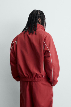 ZARA КУРТКА ИЗ ВЫСОКОТЕХНОЛОГИЧНОЙ ТКАНИ С КОНТРАСТНЫМИ ДЕТАЛЯМИ, КРАСНЫЙ