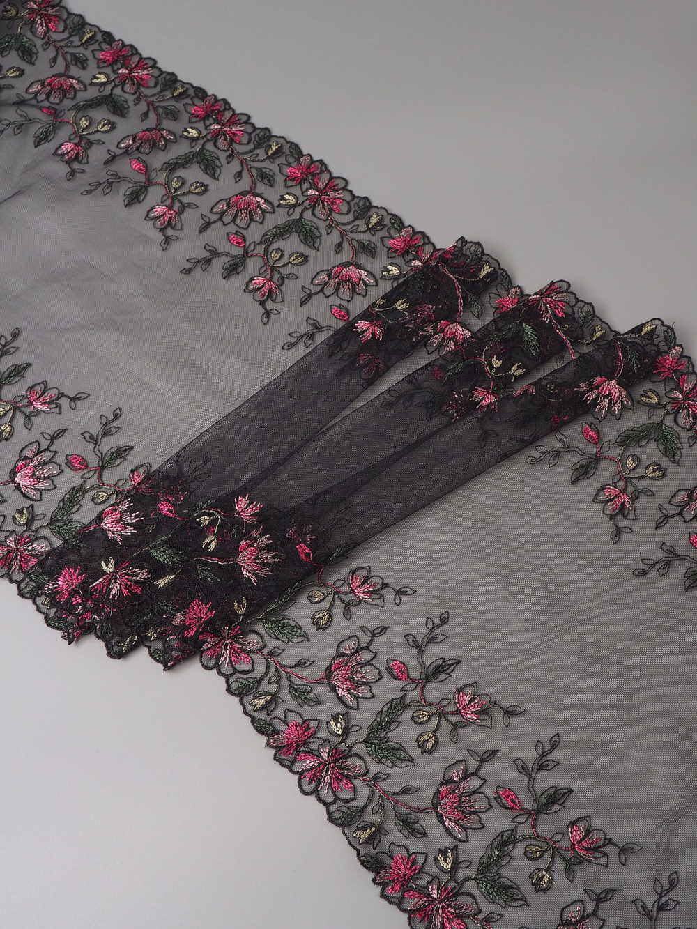 Вышивка на сетке черная с мультиколором неэластичная ширина 29 см