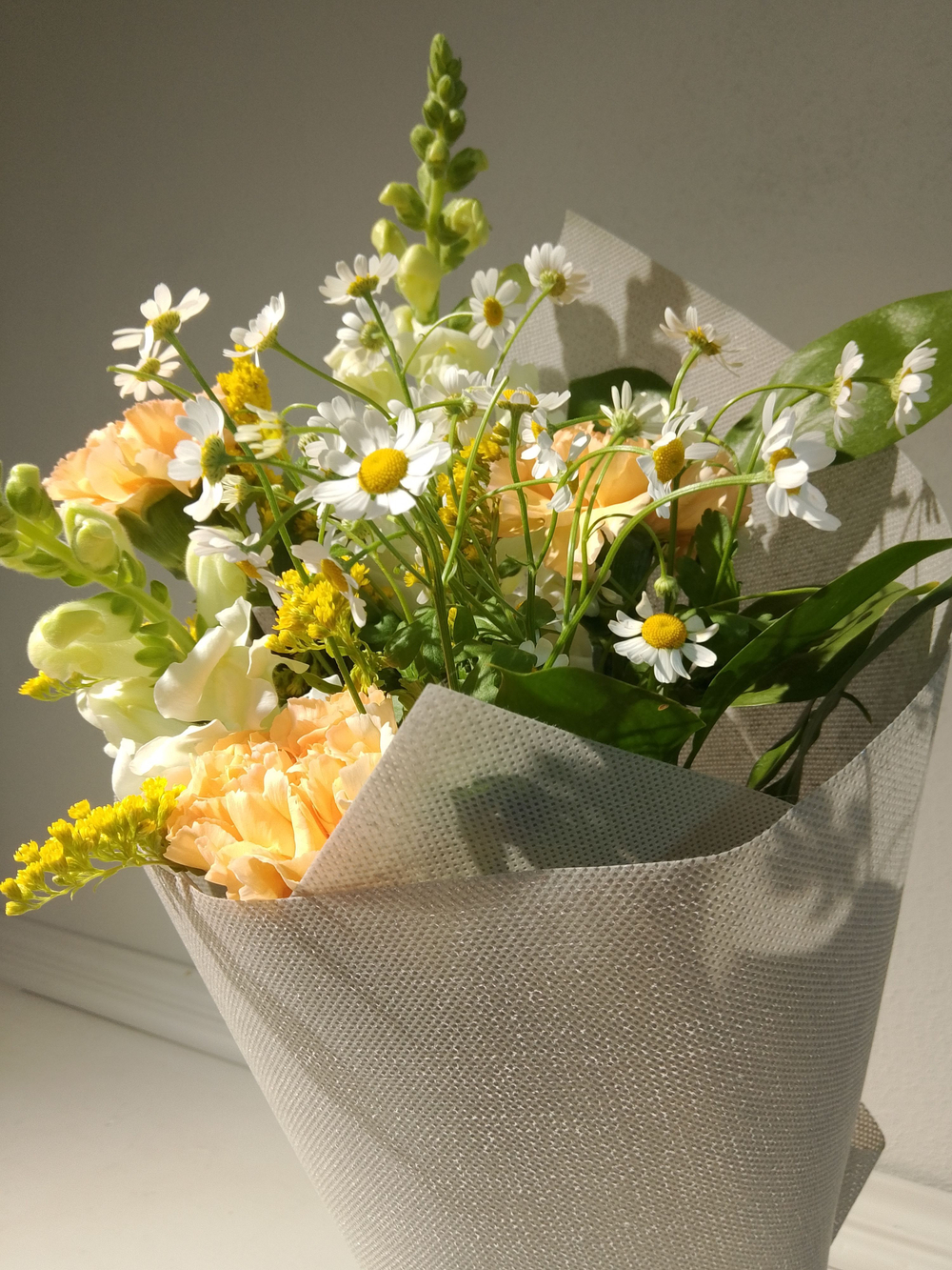 Летний солнечный букет с танацетумом и ароматными пионами Сара Бернард (С0034)