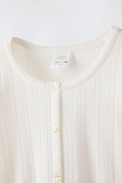 ZARA ФУТБОЛКА С АЖУРНЫМ УЗОРОМ И ПУГОВИЦАМИ, БЕЛЫЙ