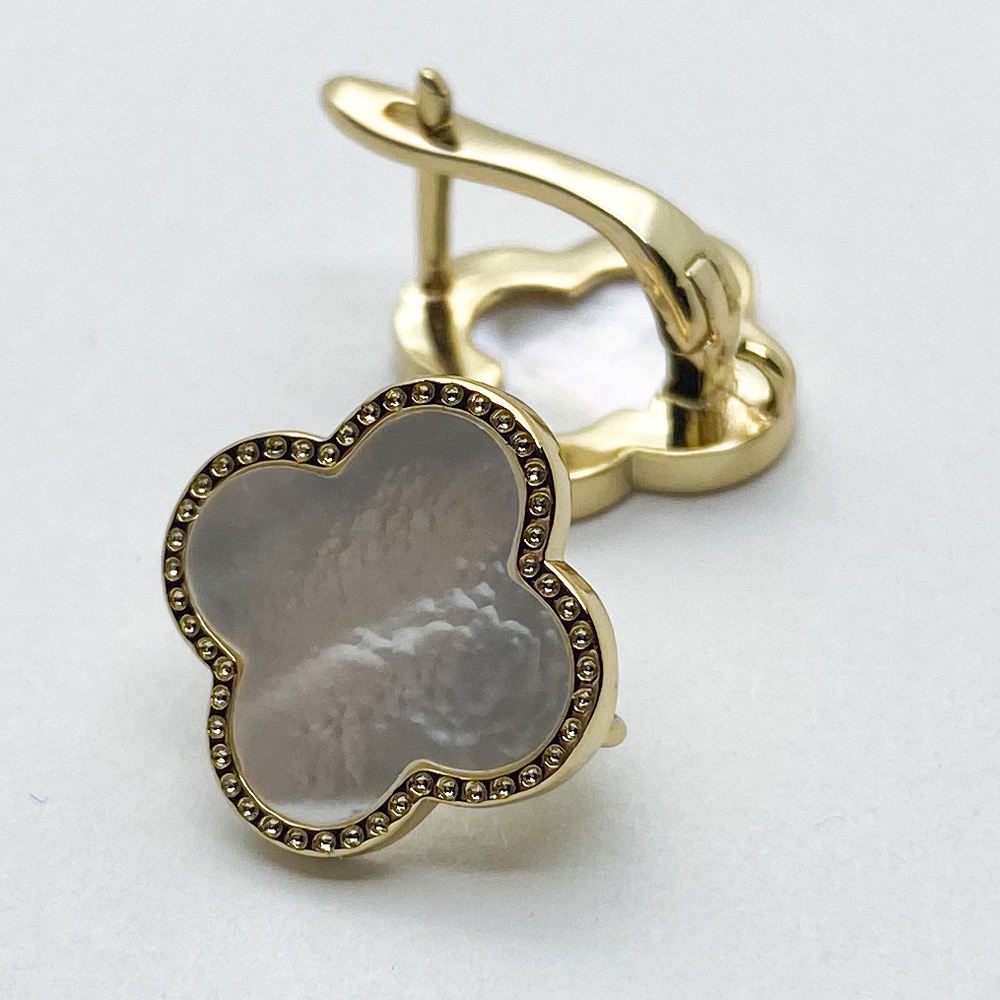 Ювелирные швензы с позолотой Клевер, белый перламутр, размер 15*15 мм, цена за пару