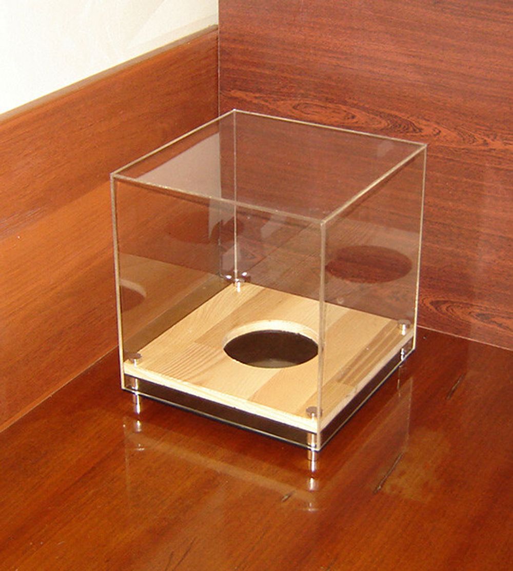 Подставка под сувенирный мяч акриловая