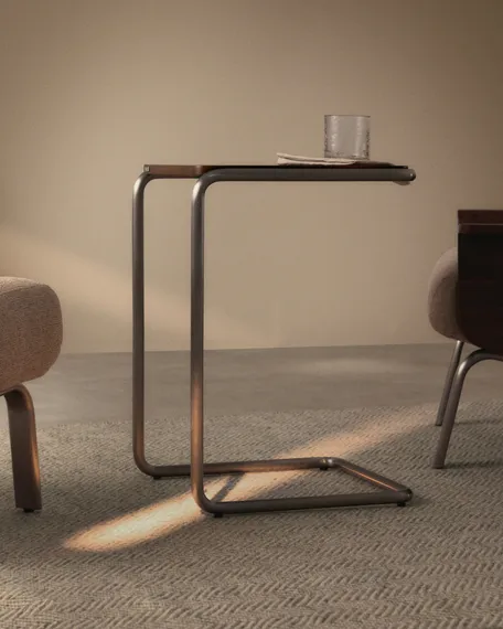 Приставной столик Tarsel из орехового шпона и стали