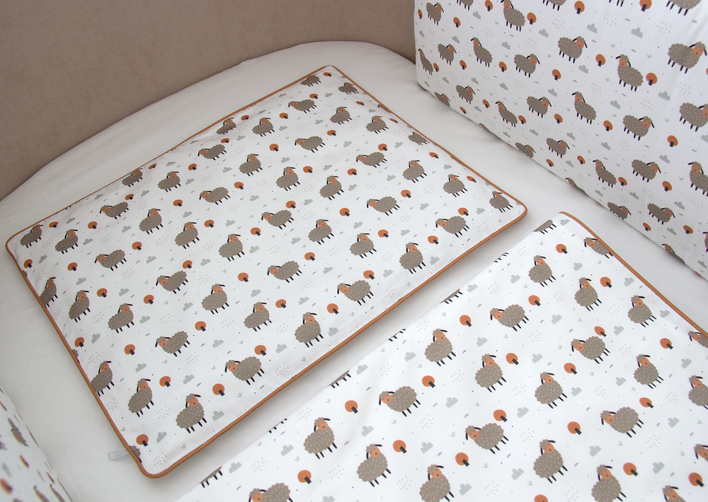 Постельное бельё в детскую кроватку «Серые овечки» (кант, сатин)