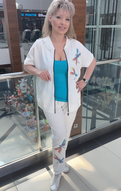 Белый трикотажный брючный костюм