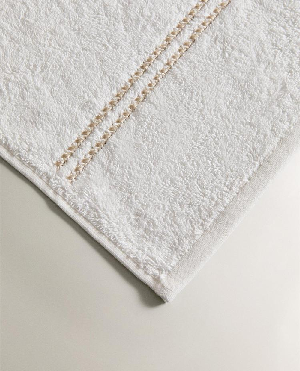 ZARA HOME БАННОЕ ПОЛОТЕНЦЕ С ЗОЛОТОЙ КАЙМОЙ, ЗОЛОТОЙ