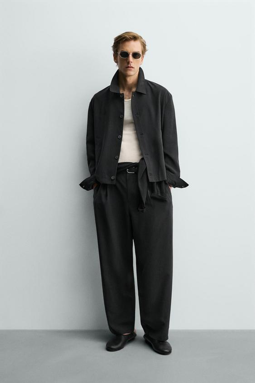 ZARA СТРУЯЩИЕСЯ БРЮКИ СО СКЛАДКАМИ, ЧЕРНЫЙ