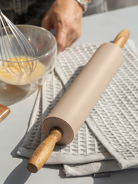 Скалка DeNASTIA с деревянной ручкой 42,5x24,5x5, силикон+акация, бежевый