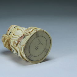 Нэцкэ Дзюродзин с хворостом и веером