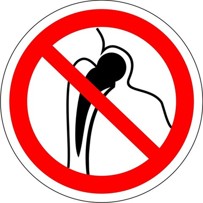 Знак "Запрещается работа (присутствие) людей, имеющих металлические имплантанты"