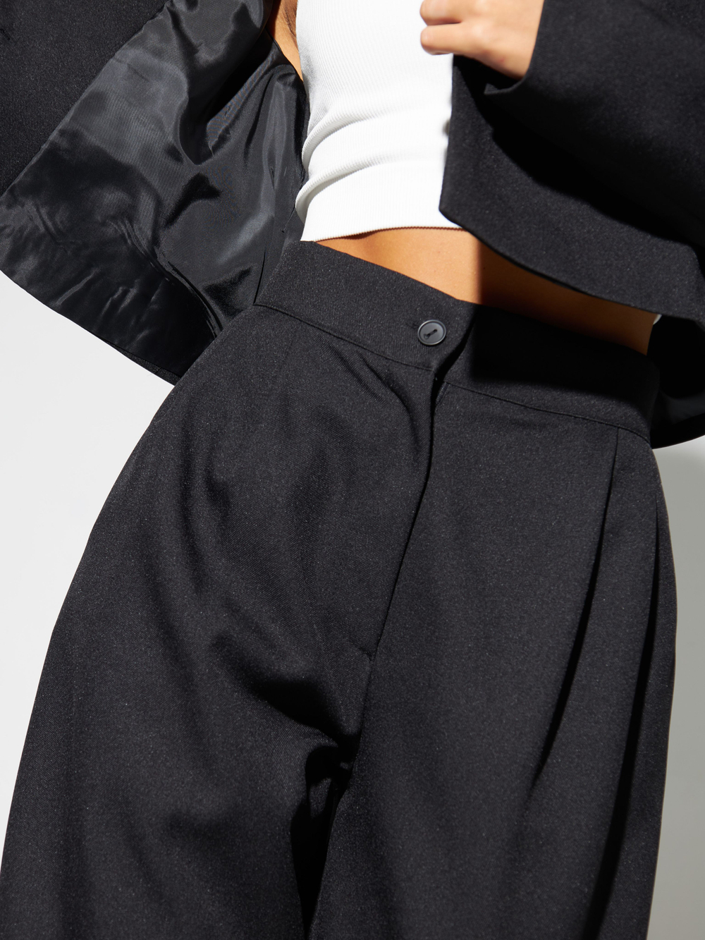 Костюм деловой брючный с укороченным пиджаком бежевого цвета