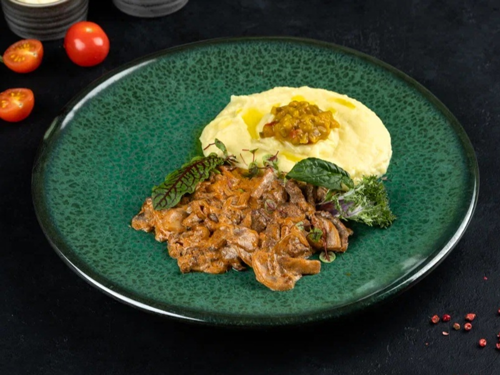 Бефстроганов из говядины с пюре и соусом "Релиш"