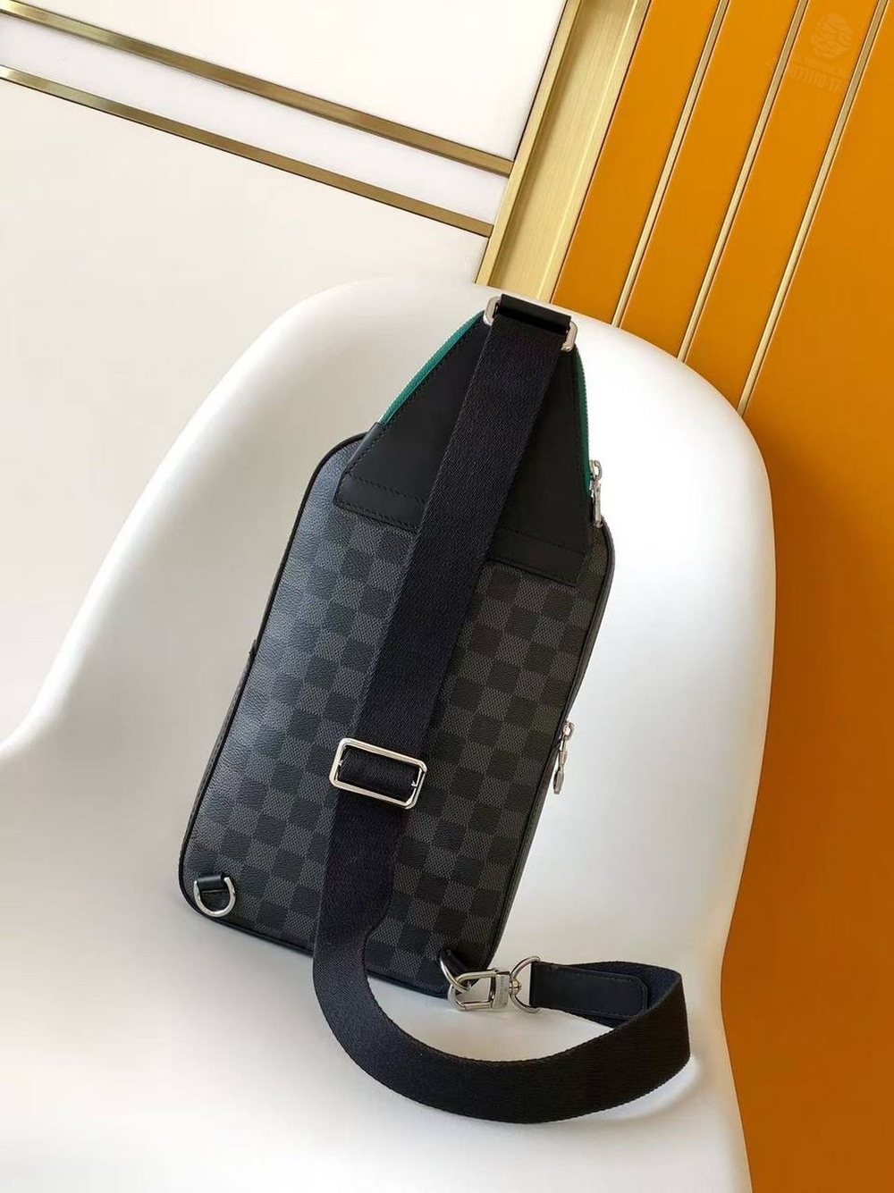 Сумка-слинг Louis Vuitton Avenue