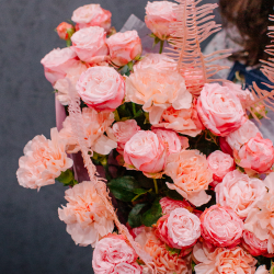 75. Уютный букет в персиково-розовой гамме с кустовыми розами