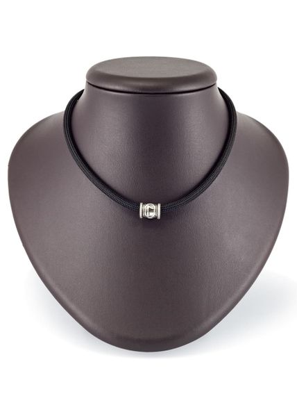 Изображение шарма Laguz (лагуз) из серебра 925 пробы, фото на постаменте.