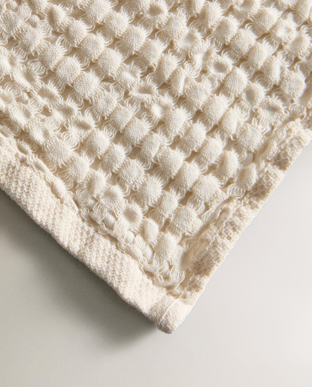 Zara Home - Толстое банное полотенце с вафельной текстурой, бежевый, 90х150 см