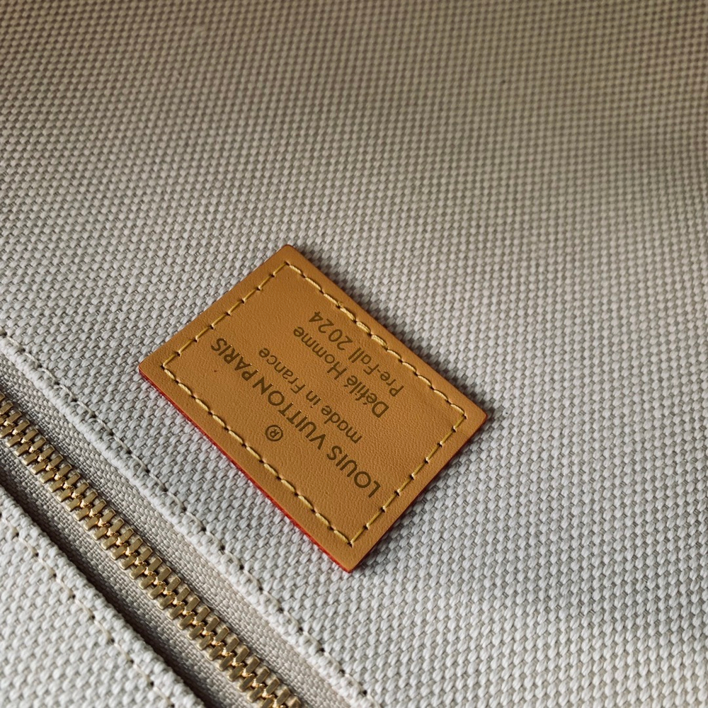Louis Vuitton Montsouris Messenger MM