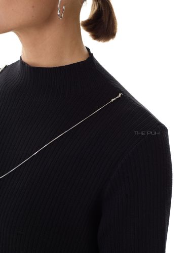 Трикотажное платье черного цвета с кулоном