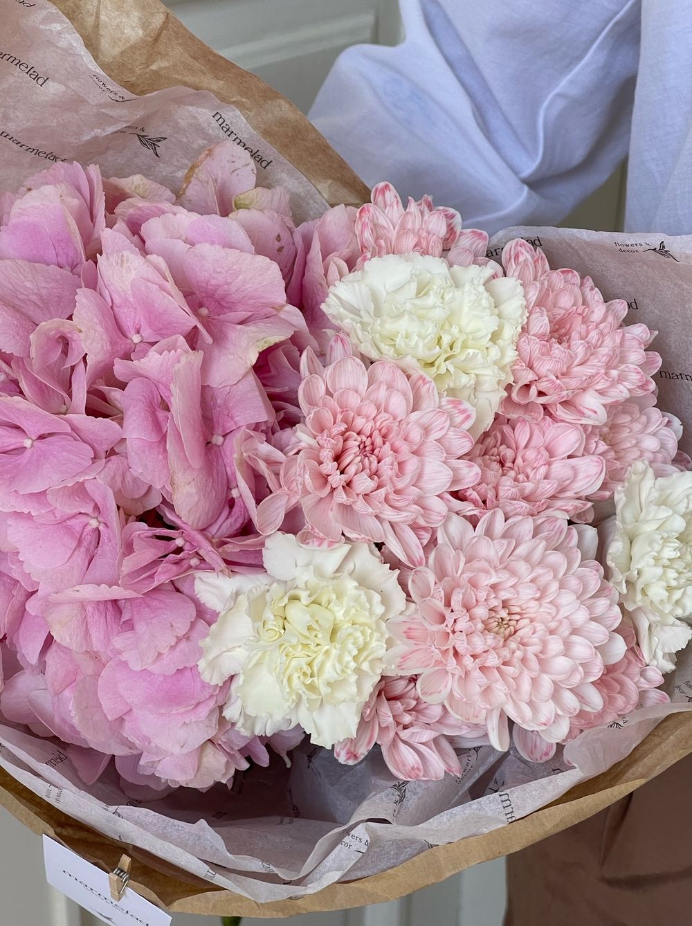 Букет сборный с персиковой хризантемой