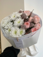 Сборный букет из белоснежной хризантемы, кустовой пионовидной розы и скиммии