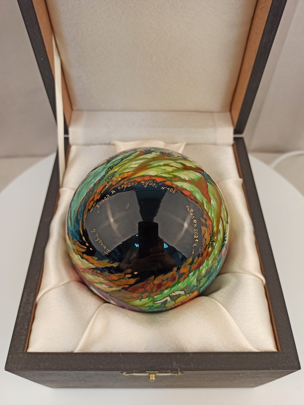 Шар новогодний с круговой авторской росписью  Палех "Алиса в стране чудес" в футляре
