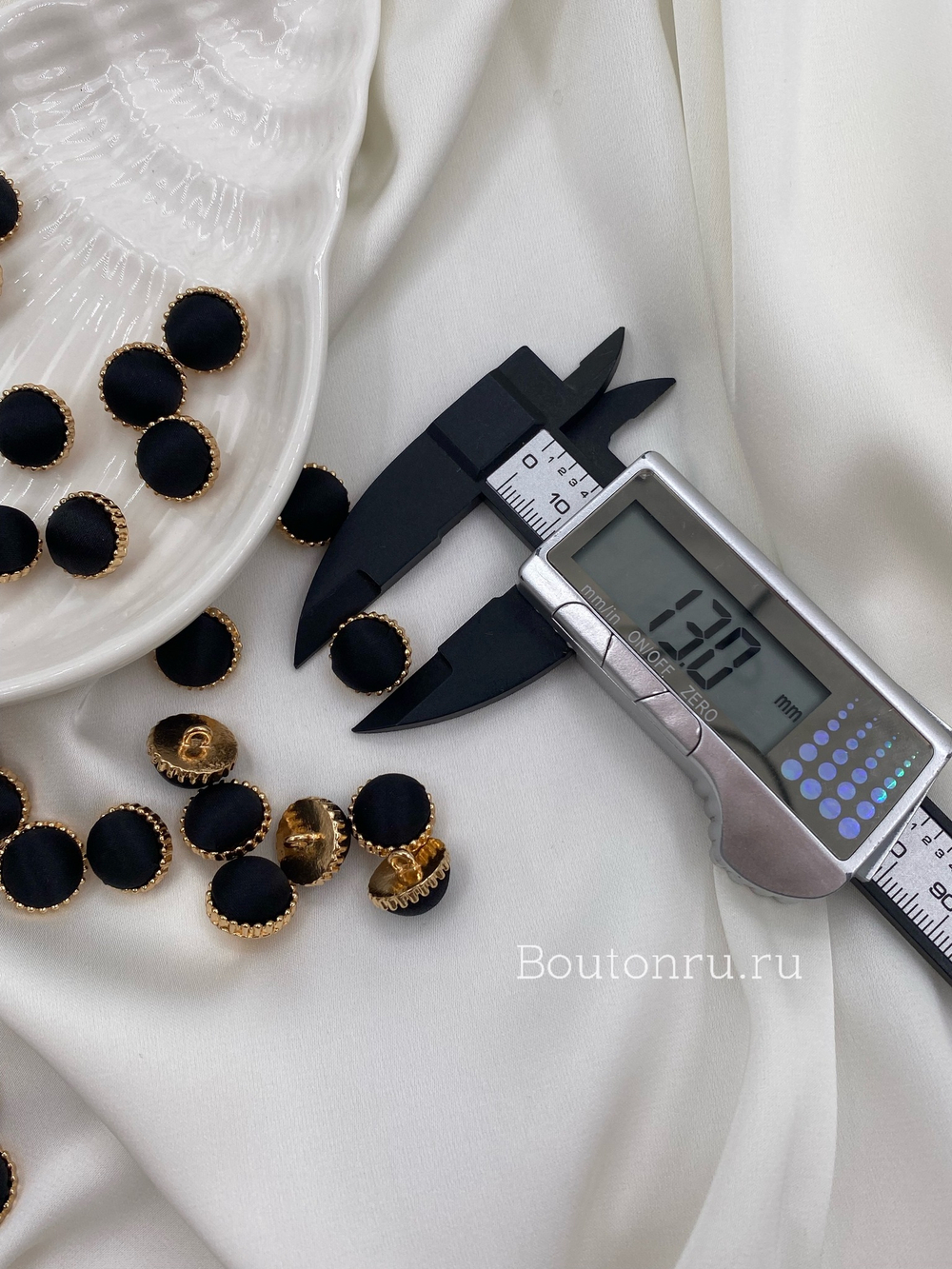 Пуговицы на ножке атласные черные