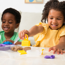 Kinetic Sand - Walizka z 5 rodzajami piasku kinetycznego 907 g 20146591 => Kinetic Sand - Чемодан с 5 видами кинетического песка 907 г 20146591