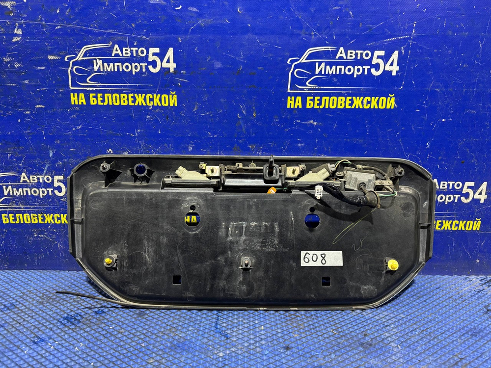 Вставка в багажник центральная TOYOTA IPSUM 1996