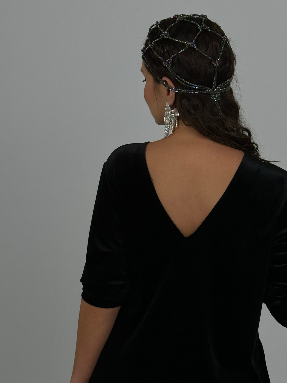 Бархатное платье с вырезом на спине