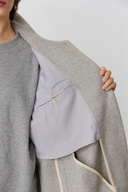 Объемное пальто светло-серого цвета в елочку