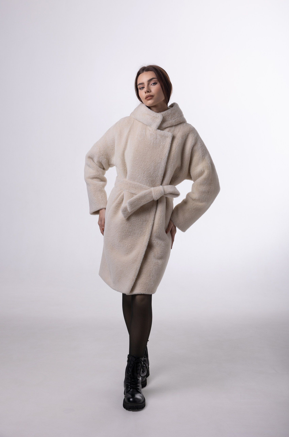 Пальто с капюшоном утепленное