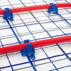 Клипса для теплого пола (50шт) поворотная для трубы D14/16/17/20мм на арматурной сетке, синяя, полипропилен